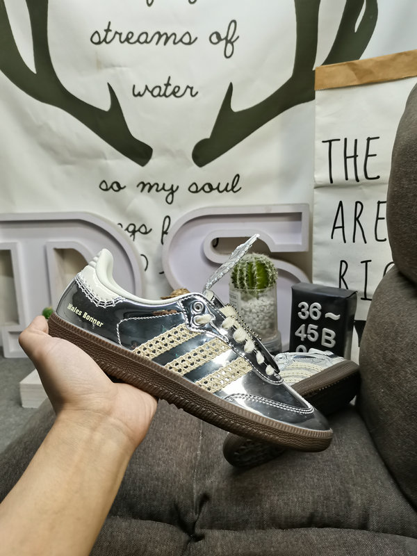 Shoes Adidas 052D Wales Bonner x Adidas Samba co-branded retro sports shoes. Simple color matching this year’s popular liquid silver is full of unknown feeling. Three stripes lace makeup ribbon on the side! 10