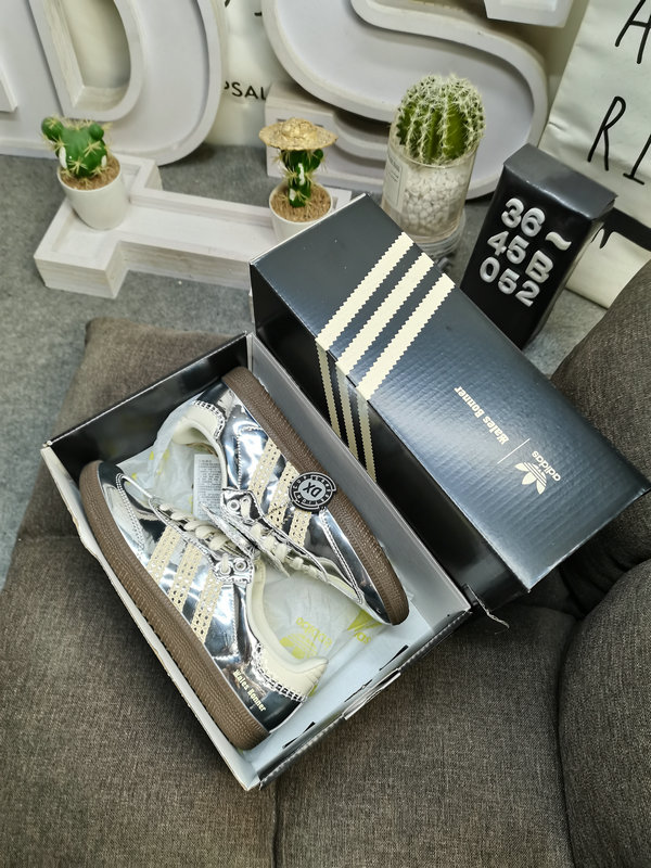 Shoes Adidas 052D Wales Bonner x Adidas Samba co-branded retro sports shoes. Simple color matching this year’s popular liquid silver is full of unknown feeling. Three stripes lace makeup ribbon on the side! 10