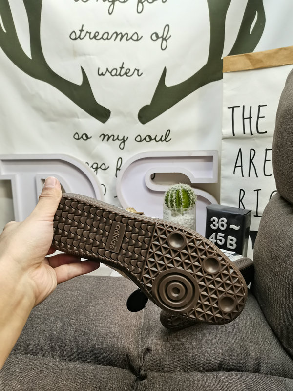 Shoes Adidas 052D Wales Bonner x Adidas Samba co-branded retro sports shoes. Simple color matching this year’s popular liquid silver is full of unknown feeling. Three stripes lace makeup ribbon on the side! 10