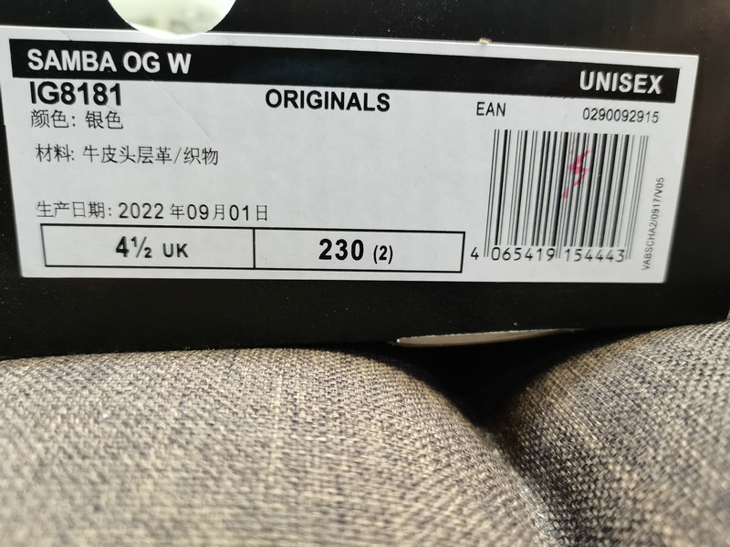 Shoes Adidas 052D Wales Bonner x Adidas Samba co-branded retro sports shoes. Simple color matching this year’s popular liquid silver is full of unknown feeling. Three stripes lace makeup ribbon on the side! 10