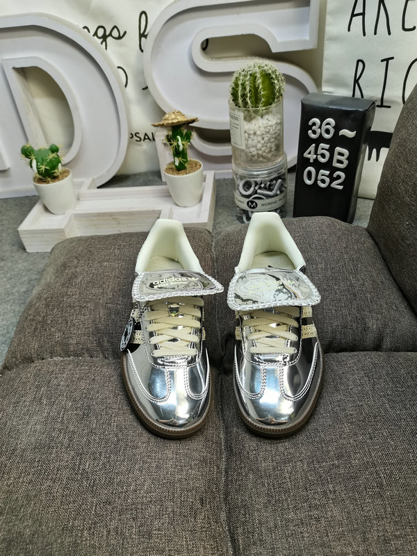 Shoes Adidas 052D Wales Bonner x Adidas Samba co-branded retro sports shoes. Simple color matching this year’s popular liquid silver is full of unknown feeling. Three stripes lace makeup ribbon on the side! 10