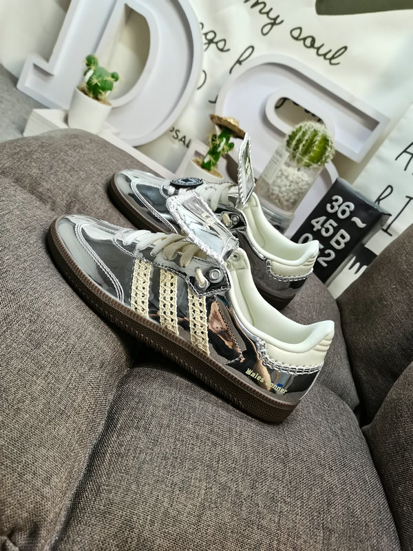 Shoes Adidas 052D Wales Bonner x Adidas Samba co-branded retro sports shoes. Simple color matching this year’s popular liquid silver is full of unknown feeling. Three stripes lace makeup ribbon on the side! 10