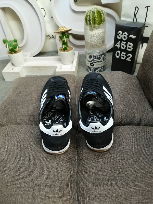 Shoes Adidas 052DAdidas retro sneaker series is popular all over the world. Riding on this wave, the brand continues to draw inspiration from the archives. The newly launched adidas Originals SL 72 RS has become one of the most eye-catching retro representative shoes in recent times.