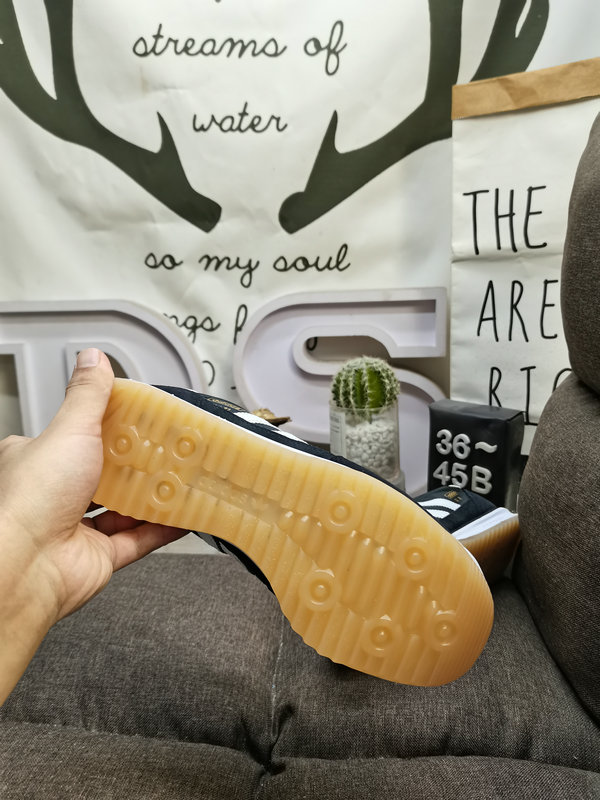 Shoes Adidas 052DAdidas retro sneaker series is popular all over the world. Riding on this wave, the brand continues to draw inspiration from the archives. The newly launched adidas Originals SL 72 RS has become one of the most eye-catching retro representative shoes in recent times.