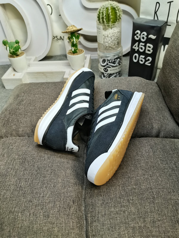 Shoes Adidas 052DAdidas retro sneaker series is popular all over the world. Riding on this wave, the brand continues to draw inspiration from the archives. The newly launched adidas Originals SL 72 RS has become one of the most eye-catching retro representative shoes in recent times.