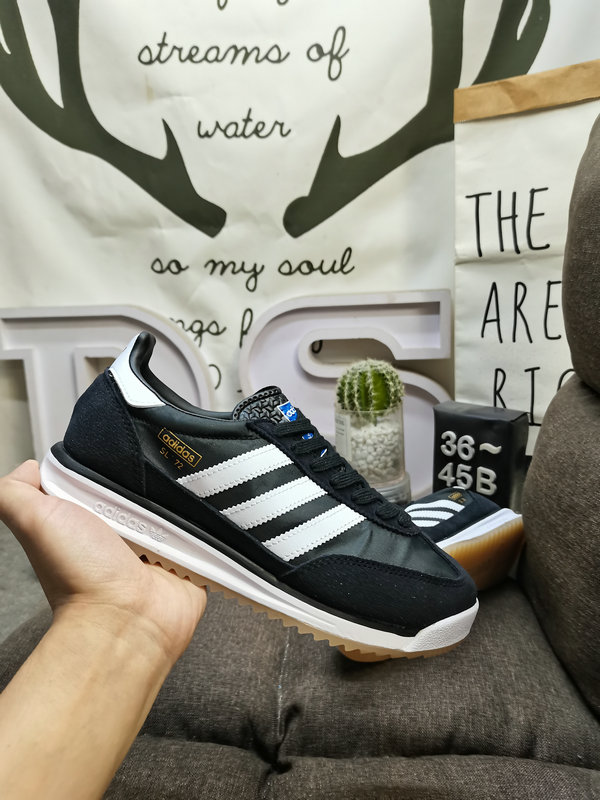 Shoes Adidas 052DAdidas retro sneaker series is popular all over the world. Riding on this wave, the brand continues to draw inspiration from the archives. The newly launched adidas Originals SL 72 RS has become one of the most eye-catching retro representative shoes in recent times.