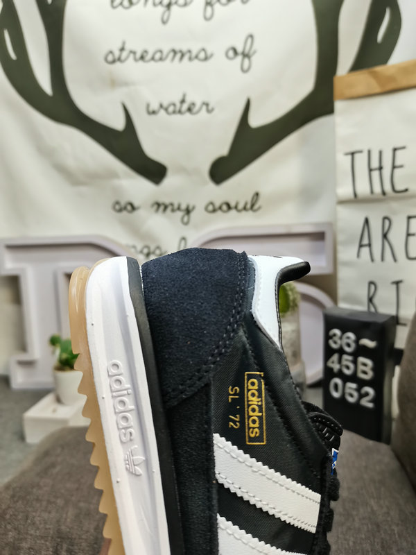 Shoes Adidas 052DAdidas retro sneaker series is popular all over the world. Riding on this wave, the brand continues to draw inspiration from the archives. The newly launched adidas Originals SL 72 RS has become one of the most eye-catching retro representative shoes in recent times.
