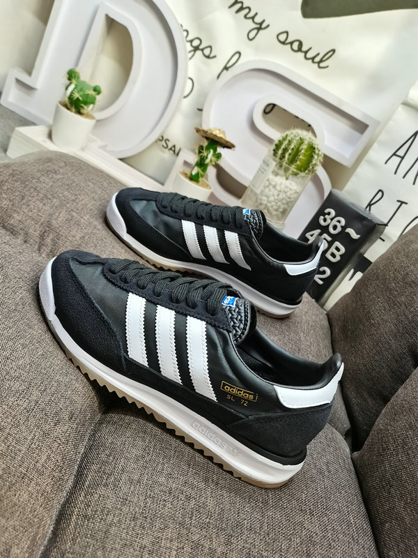 Shoes Adidas 052DAdidas retro sneaker series is popular all over the world. Riding on this wave, the brand continues to draw inspiration from the archives. The newly launched adidas Originals SL 72 RS has become one of the most eye-catching retro representative shoes in recent times.