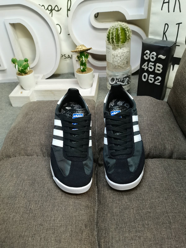 Shoes Adidas 052DAdidas retro sneaker series is popular all over the world. Riding on this wave, the brand continues to draw inspiration from the archives. The newly launched adidas Originals SL 72 RS has become one of the most eye-catching retro representative shoes in recent times.