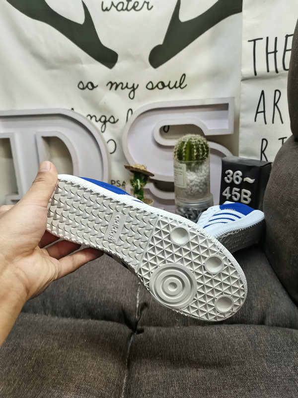 Shoes Adidas 053DAdidas SAMBA OG JI3203 Nearly 70 years of classic Originals made of original suede leather, slender shoe last, slightly pointed toe, suede toe stitching, these elements we can all see are the original Origi10