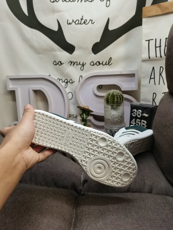 Shoes Adidas 053DAdidas SAMBA OG JI3205 Nearly 70 years of classic Originals made of original suede leather, slender shoe last, slightly pointed toe, suede toe stitching, these elements we can all see are the original Origi10
