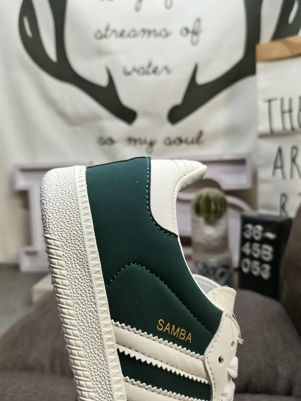 Shoes Adidas 053DAdidas SAMBA OG JI3205 Nearly 70 years of classic Originals made of original suede leather, slender shoe last, slightly pointed toe, suede toe stitching, these elements we can all see are the original Origi10