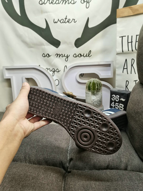 Shoes Adidas 062DAdidas WB PONY TONAL SAMBA Nearly 70 years of classic Originals made of original suede leather, slender shoe last, slightly pointed toe, suede toe stitching, these elements we can all see are 40