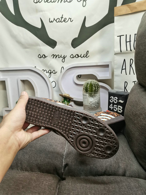 Shoes Adidas 062DAdidas WB PONY TONAL SAMBA Nearly 70 years of classic Originals made of original suede leather, slender shoe last, slightly pointed toe, suede toe stitching, these elements we can all see are 40