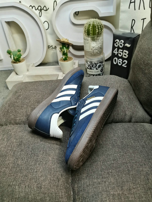 Shoes Adidas 062DAdidas WB PONY TONAL SAMBA Nearly 70 years of classic Originals made of original suede leather, slender shoe last, slightly pointed toe, suede toe stitching, these elements we can all see are 40