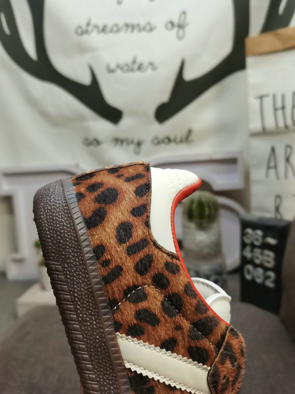 Shoes Adidas 062DAdidas WB PONY TONAL SAMBA Nearly 70 years of classic Originals made of original suede leather, slender shoe last, slightly pointed toe, suede toe stitching, these elements we can all see are 40