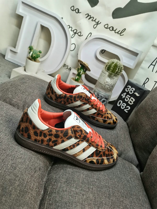 Shoes Adidas 062DAdidas WB PONY TONAL SAMBA Nearly 70 years of classic Originals made of original suede leather, slender shoe last, slightly pointed toe, suede toe stitching, these elements we can all see are 40
