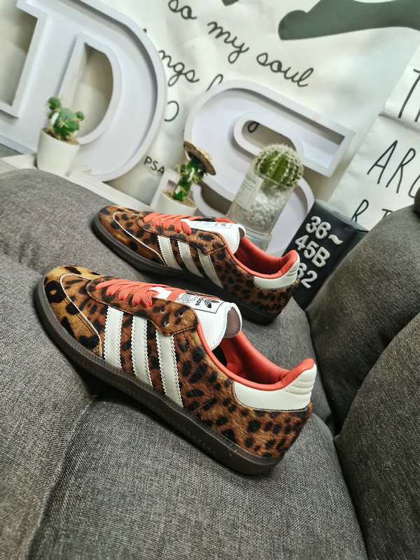 Shoes Adidas 062DAdidas WB PONY TONAL SAMBA Nearly 70 years of classic Originals made of original suede leather, slender shoe last, slightly pointed toe, suede toe stitching, these elements we can all see are 40