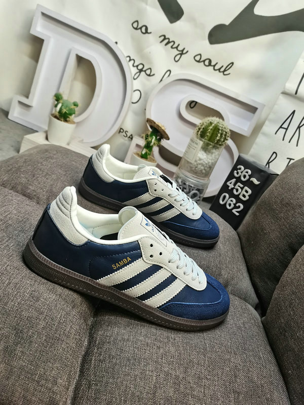 Shoes Adidas 062DAdidas WB PONY TONAL SAMBA Nearly 70 years of classic Originals made of original suede leather, slender shoe last, slightly pointed toe, suede toe stitching, these elements we can all see are 40