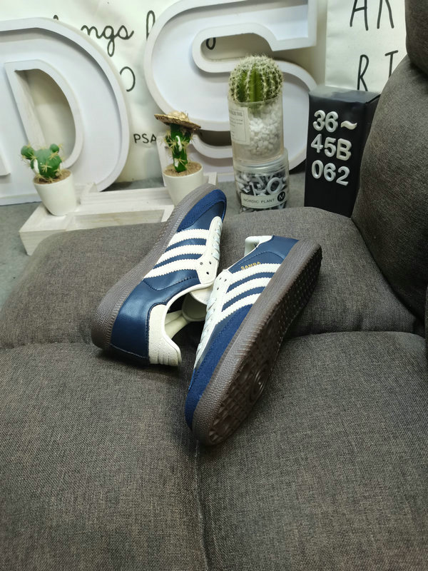 Shoes Adidas 062DAdidas WB PONY TONAL SAMBA Nearly 70 years of classic Originals made of original suede leather, slender shoe last, slightly pointed toe, suede toe stitching, these elements we can all see are 40