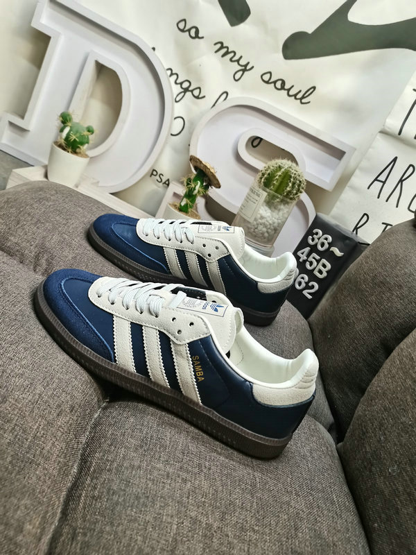 Shoes Adidas 062DAdidas WB PONY TONAL SAMBA Nearly 70 years of classic Originals made of original suede leather, slender shoe last, slightly pointed toe, suede toe stitching, these elements we can all see are 40