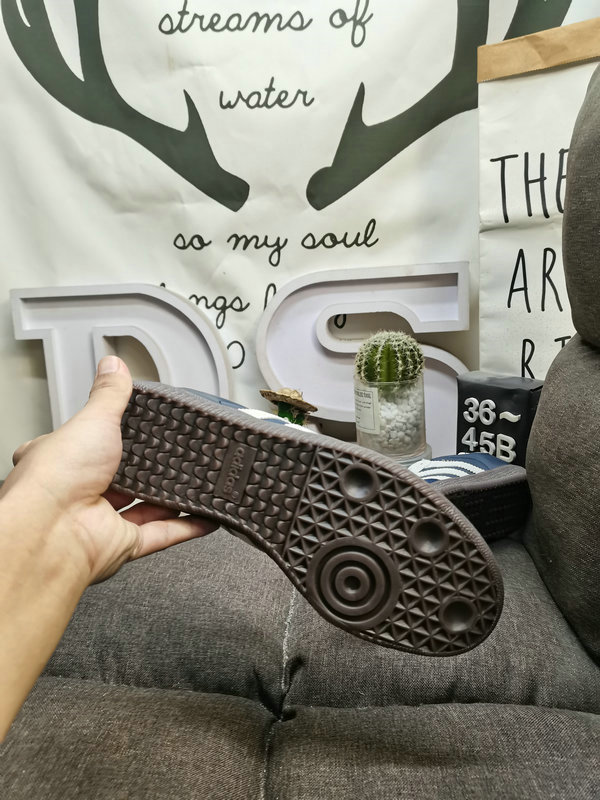 Shoes Adidas 062DAdidas WB PONY TONAL SAMBA Nearly 70 years of classic Originals made of original suede leather, slender shoe last, slightly pointed toe, suede toe stitching, these elements we can all see are 40