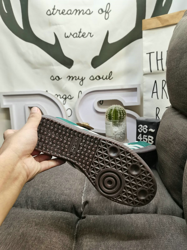 Shoes Adidas 062DAdidas WB PONY TONAL SAMBA Nearly 70 years of classic Originals made of original suede leather, slender shoe last, slightly pointed toe, suede toe stitching, these elements we can all see are 40