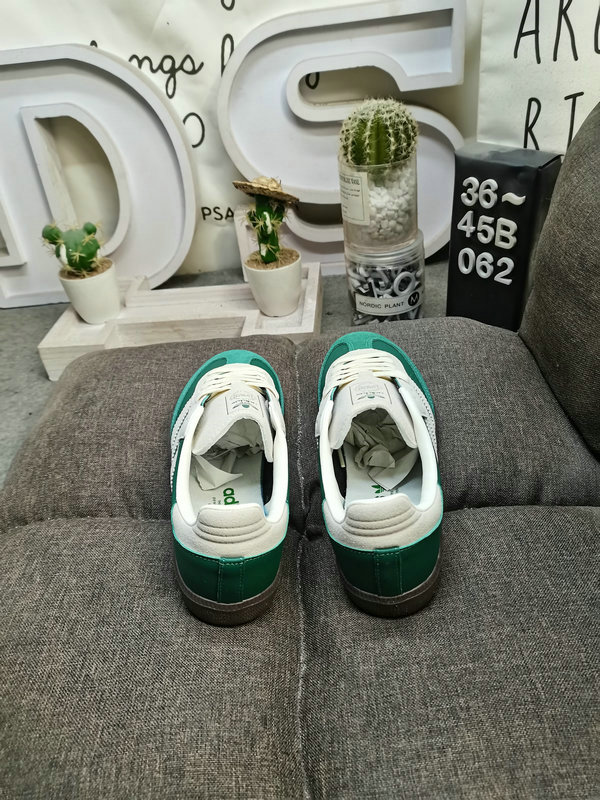 Shoes Adidas 062DAdidas WB PONY TONAL SAMBA Nearly 70 years of classic Originals made of original suede leather, slender shoe last, slightly pointed toe, suede toe stitching, these elements we can all see are 40