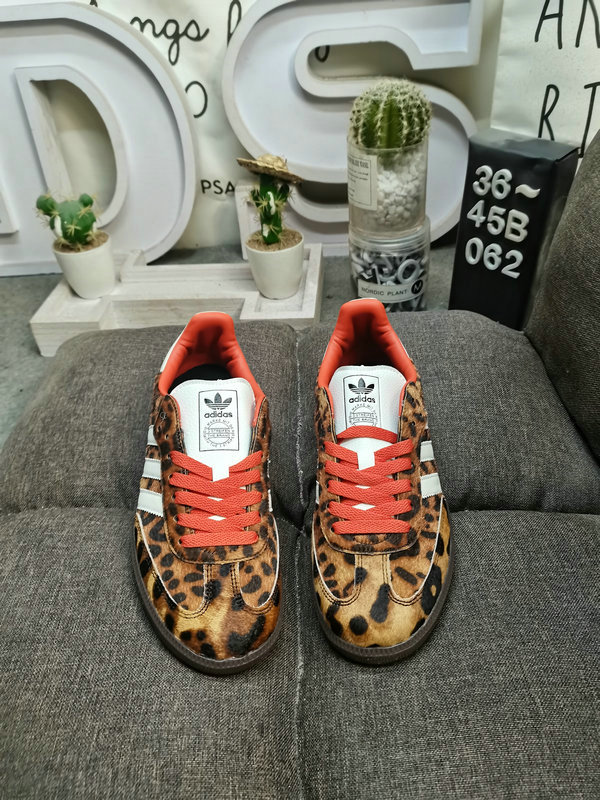 Shoes Adidas 062DAdidas WB PONY TONAL SAMBA Nearly 70 years of classic Originals made of original suede leather, slender shoe last, slightly pointed toe, suede toe stitching, these elements we can all see are 40