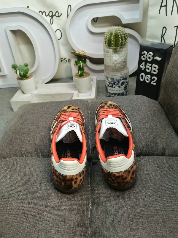 Shoes Adidas 062DAdidas WB PONY TONAL SAMBA Nearly 70 years of classic Originals made of original suede leather, slender shoe last, slightly pointed toe, suede toe stitching, these elements we can all see are 40