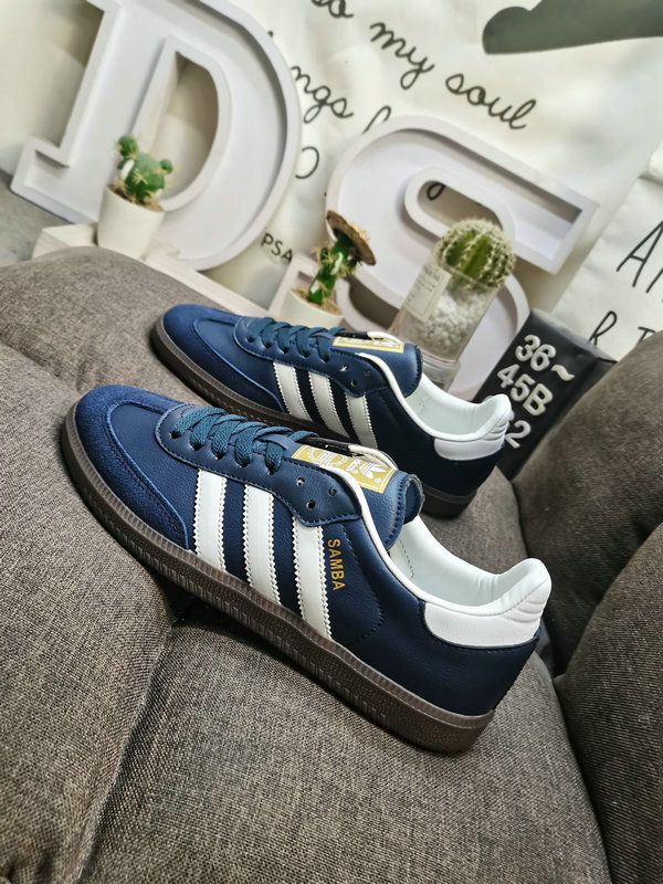 Shoes Adidas 062DAdidas WB PONY TONAL SAMBA Nearly 70 years of classic Originals made of original suede leather, slender shoe last, slightly pointed toe, suede toe stitching, these elements we can all see are 40