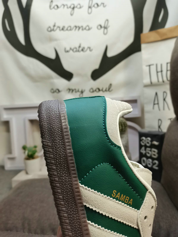 Shoes Adidas 062DAdidas WB PONY TONAL SAMBA Nearly 70 years of classic Originals made of original suede leather, slender shoe last, slightly pointed toe, suede toe stitching, these elements we can all see are 40