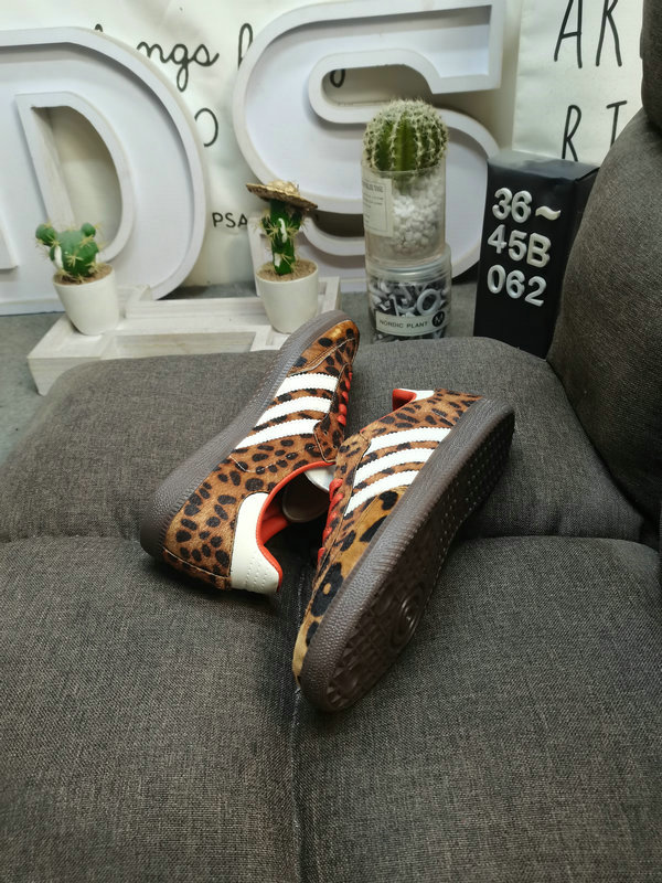 Shoes Adidas 062DAdidas WB PONY TONAL SAMBA Nearly 70 years of classic Originals made of original suede leather, slender shoe last, slightly pointed toe, suede toe stitching, these elements we can all see are 40