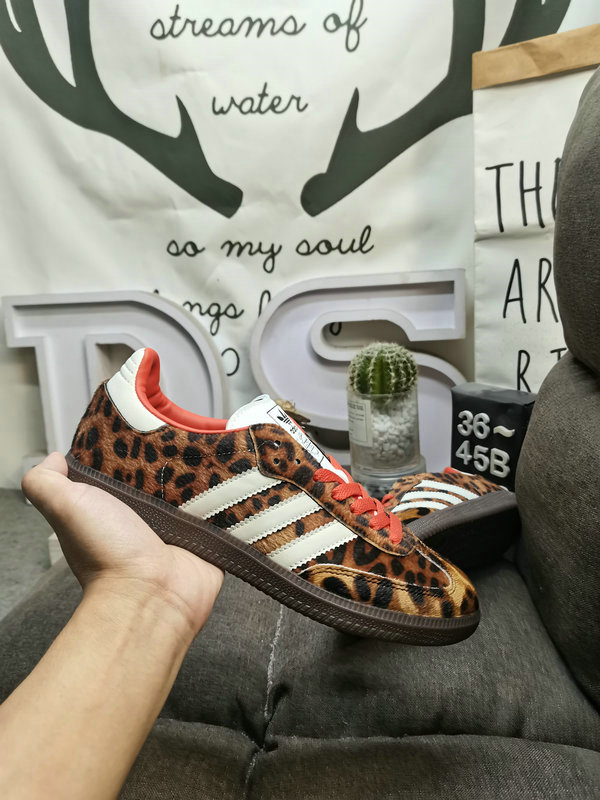 Shoes Adidas 062DAdidas WB PONY TONAL SAMBA Nearly 70 years of classic Originals made of original suede leather, slender shoe last, slightly pointed toe, suede toe stitching, these elements we can all see are 40