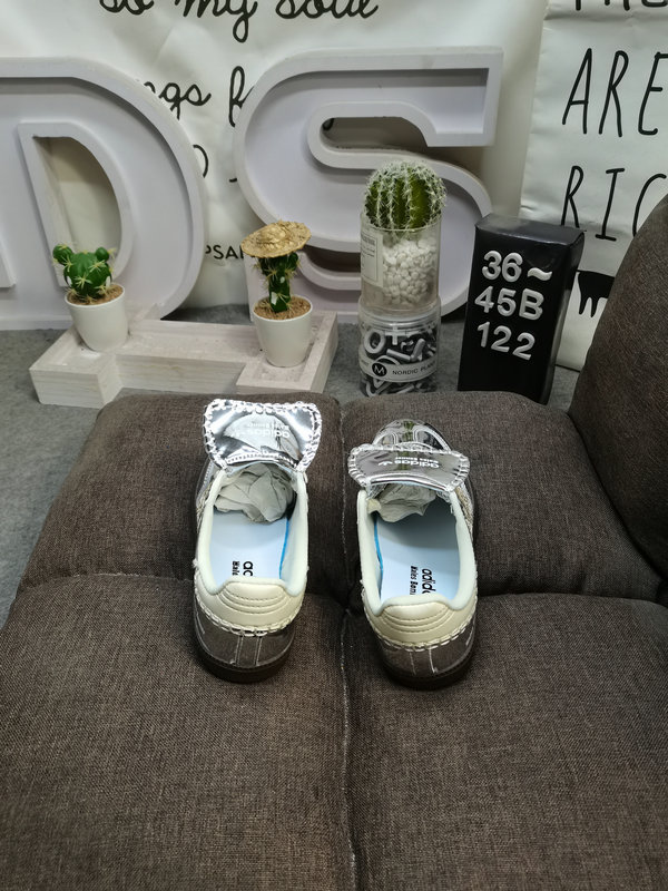 Shoes Adidas 122DWales Bonner x Adidas Samba co-branded retro sports sneakers. Simple color matching this year’s popular liquid gold is full of unknown feeling. Three stripes lace makeup ribbon on the side! 10