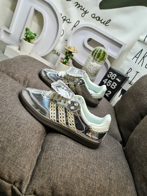 Shoes Adidas 122DWales Bonner x Adidas Samba co-branded retro sports sneakers. Simple color matching this year’s popular liquid gold is full of unknown feeling. Three stripes lace makeup ribbon on the side! 10