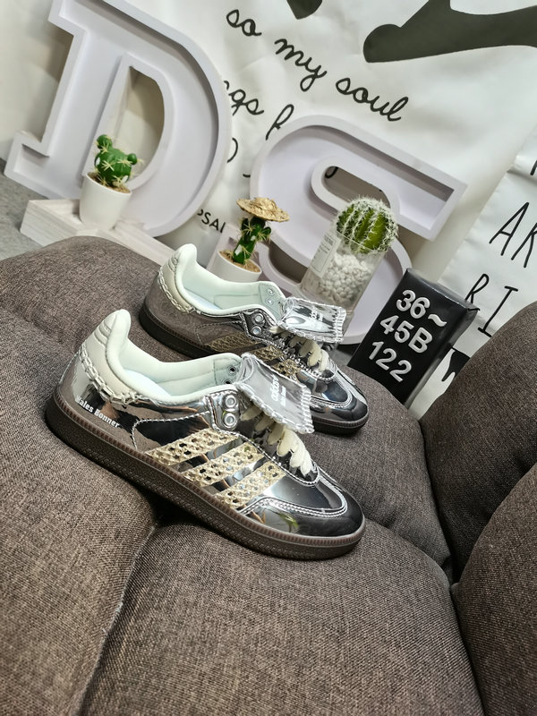Shoes Adidas 122DWales Bonner x Adidas Samba co-branded retro sports sneakers. Simple color matching this year’s popular liquid gold is full of unknown feeling. Three stripes lace makeup ribbon on the side! 10