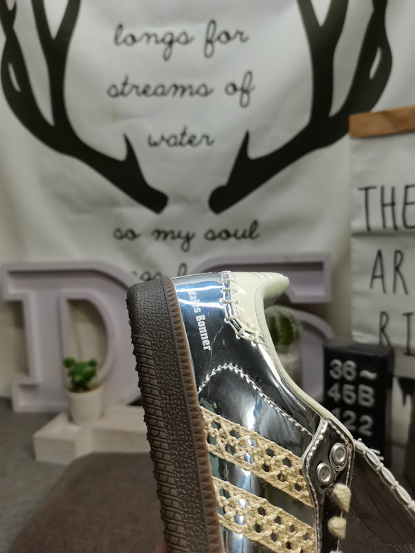 Shoes Adidas 122DWales Bonner x Adidas Samba co-branded retro sports sneakers. Simple color matching this year’s popular liquid gold is full of unknown feeling. Three stripes lace makeup ribbon on the side! 10