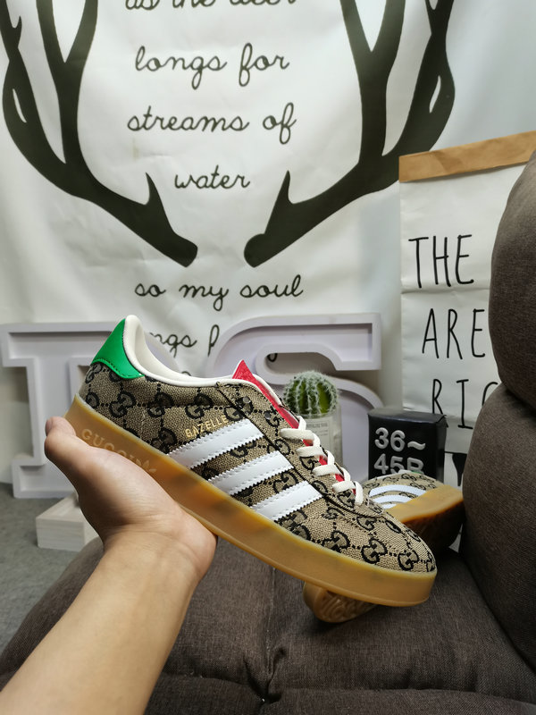 Shoes Adidas 134D uses soft fiber cow split leather combined with imported mercerized pig leather upper material #Leather lining with shock-absorbing PU latex foot pad #External wear-resistant outsole “Retro Sports” latest cross-border collaboration, Italian luxury brand-Gucci Gucci x German sports brand Adidas Adi28