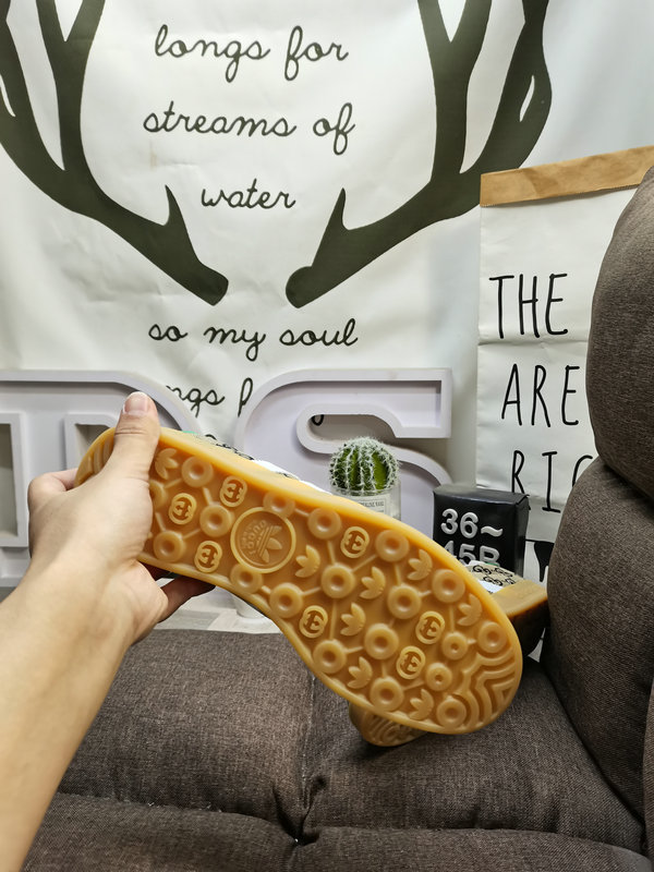 Shoes Adidas 134D uses soft fiber cow split leather combined with imported mercerized pig leather upper material #Leather lining with shock-absorbing PU latex foot pad #External wear-resistant outsole “Retro Sports” latest cross-border collaboration, Italian luxury brand-Gucci Gucci x German sports brand Adidas Adi28