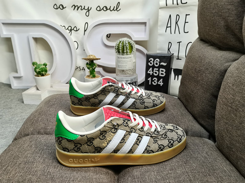 Shoes Adidas 134D uses soft fiber cow split leather combined with imported mercerized pig leather upper material #Leather lining with shock-absorbing PU latex foot pad #External wear-resistant outsole “Retro Sports” latest cross-border collaboration, Italian luxury brand-Gucci Gucci x German sports brand Adidas Adi28