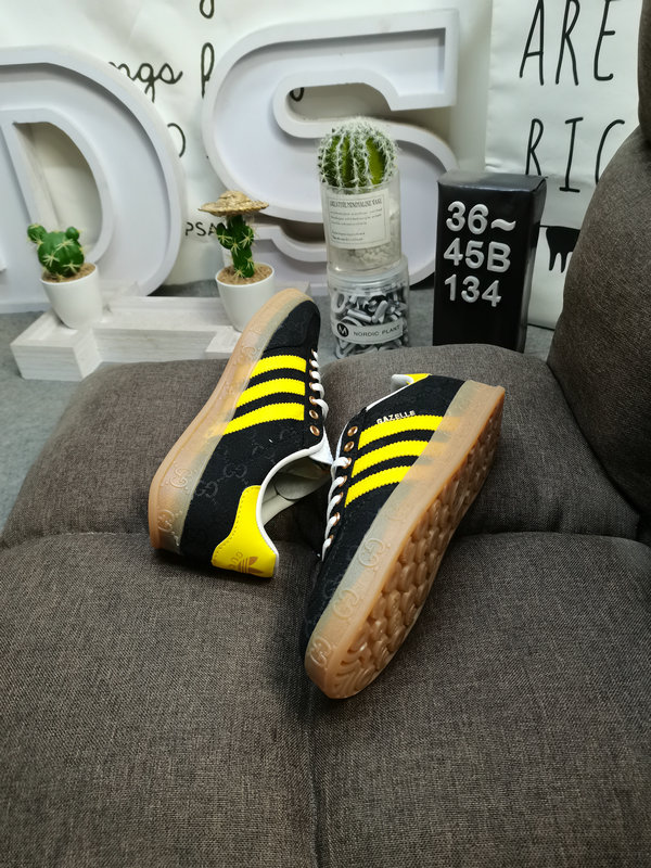 Shoes Adidas 134D uses soft fiber cow split leather combined with imported mercerized pig leather upper material #Leather lining with shock-absorbing PU latex foot pad #External wear-resistant outsole “Retro Sports” latest cross-border collaboration, Italian luxury brand-Gucci Gucci x German sports brand Adidas Adi28