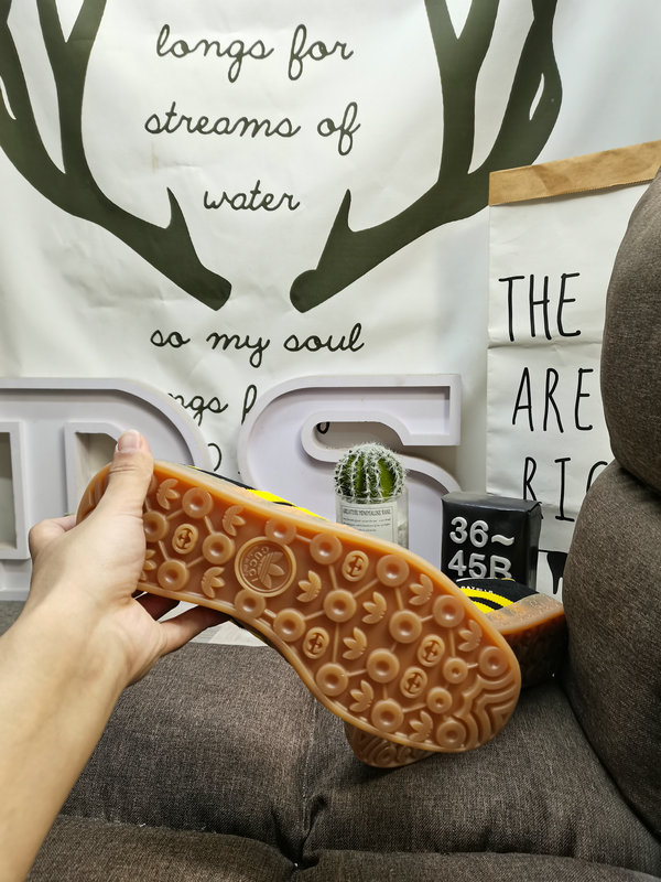 Shoes Adidas 134D uses soft fiber cow split leather combined with imported mercerized pig leather upper material #Leather lining with shock-absorbing PU latex foot pad #External wear-resistant outsole “Retro Sports” latest cross-border collaboration, Italian luxury brand-Gucci Gucci x German sports brand Adidas Adi28