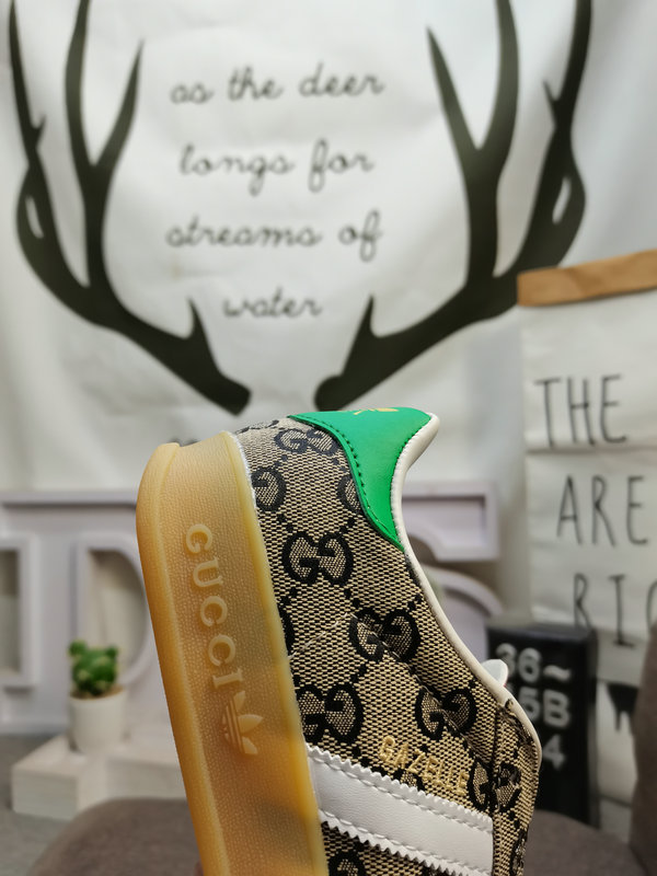 Shoes Adidas 134D uses soft fiber cow split leather combined with imported mercerized pig leather upper material #Leather lining with shock-absorbing PU latex foot pad #External wear-resistant outsole “Retro Sports” latest cross-border collaboration, Italian luxury brand-Gucci Gucci x German sports brand Adidas Adi28