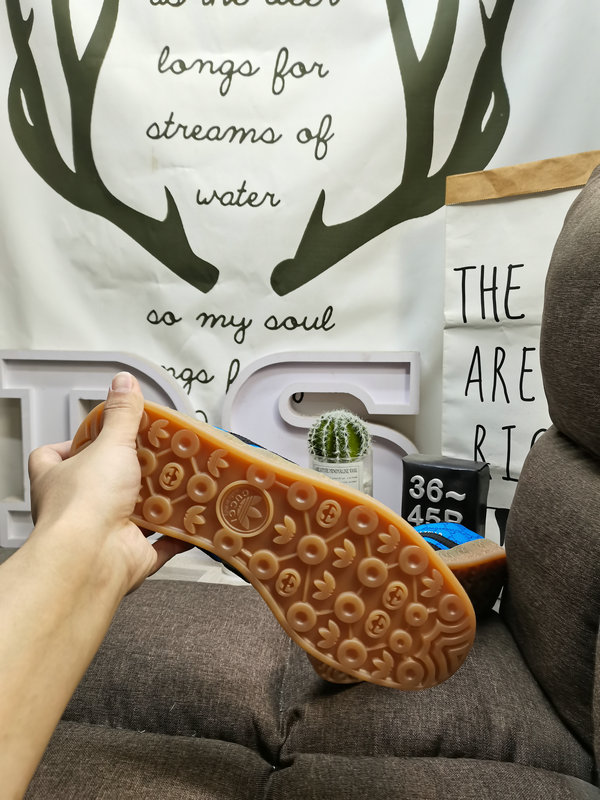 Shoes Adidas 134D uses soft fiber cow split leather combined with imported mercerized pig leather upper material #Leather lining with shock-absorbing PU latex foot pad #External wear-resistant outsole “Retro Sports” latest cross-border collaboration, Italian luxury brand-Gucci Gucci x German sports brand Adidas Adi28