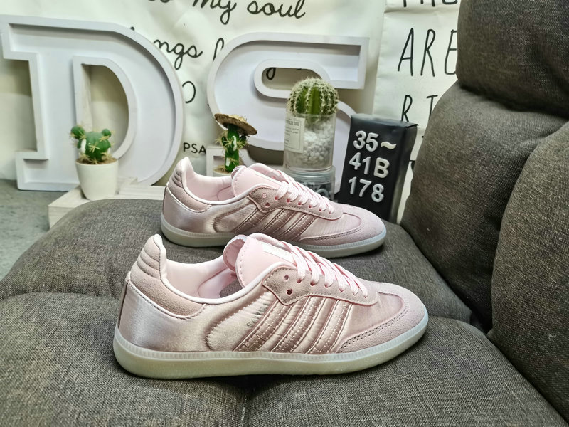 Shoes Adidas 178Adidas SAMBA OG W HQ5158 Nearly 70 years of classic Originals made of original suede leather, slender shoe last, slightly pointed toe, suede toe stitching, these elements we can all see are Ori10