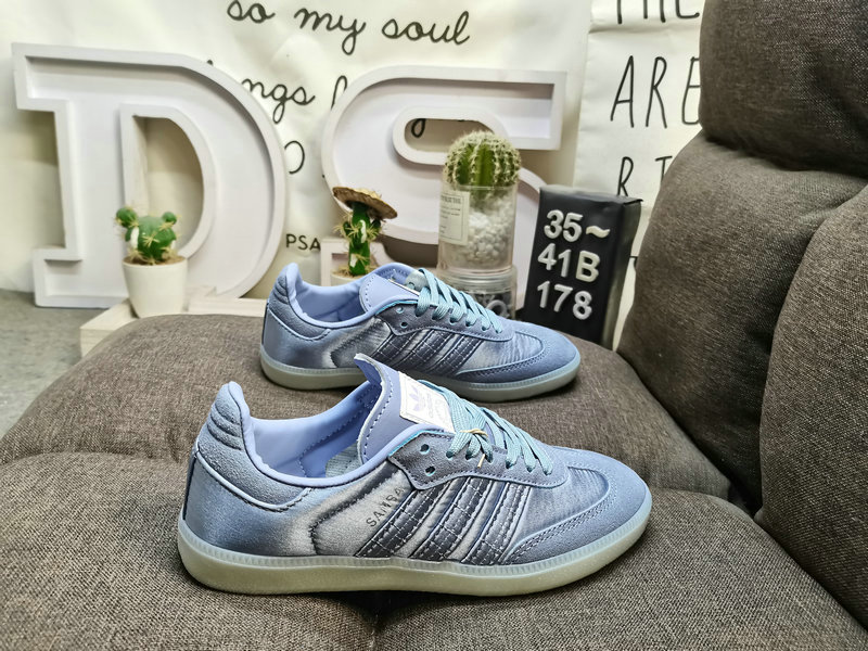 Shoes Adidas 178DAdidas SAMBA OG W HQ5159 is a classic Originals made of suede leather for nearly 70 years. It has a slender last, a slightly pointed toe, and suede toe stitching. These elements are exactly what Or10
