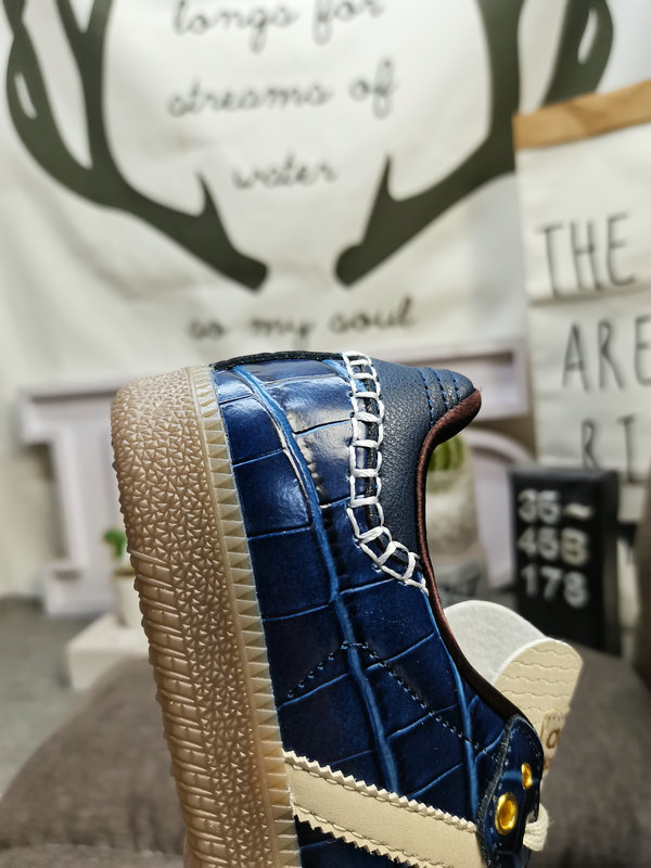 Shoes Adidas 178DAdidas WALES BONNER SAMBA JH9825 Nearly 70 years of classic Originals made of suede leather, slender shoe last, slightly pointed toe, suede toe stitching, we have seen 10