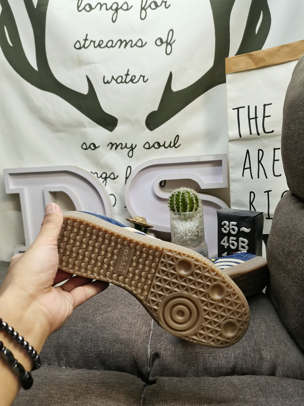 Shoes Adidas 178DAdidas WALES BONNER SAMBA JH9825 Nearly 70 years of classic Originals made of suede leather, slender shoe last, slightly pointed toe, suede toe stitching, we have seen 10