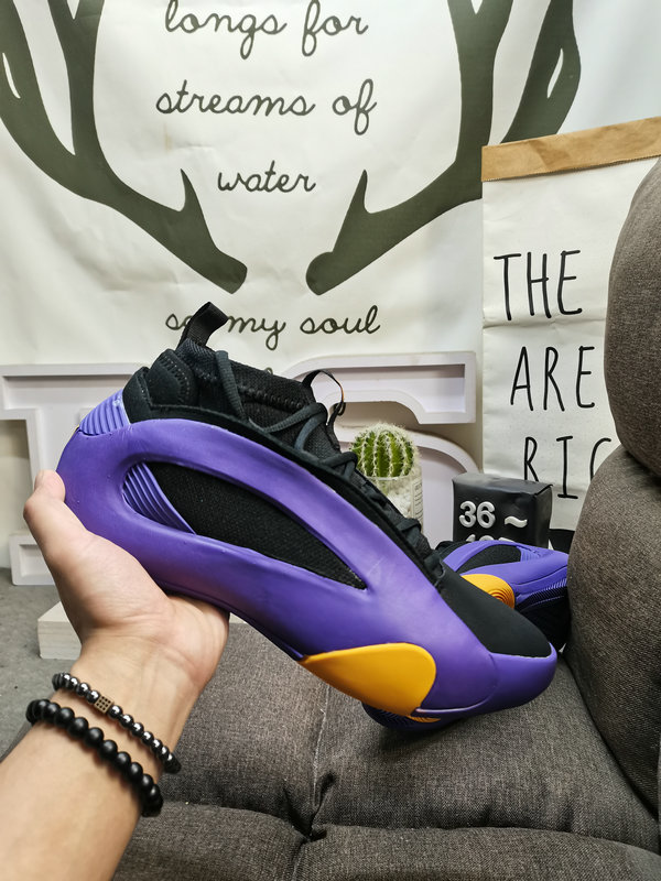 Shoes Adidas 253D Corporate Grade✅adidas Harden VOLUME 8 IF8458 New Color The tongue is uniquely designed with a pull strap for easy grabbing, making it easy to put on and take off the shoes. The actual function of the cushioning design at the heel is to provide more